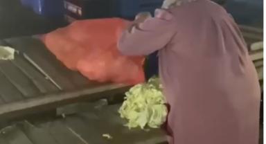 TURGUTLU'DA PAZAR DAĞILDIKTAN SONRA KALANLAR TOPLANIYOR