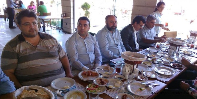 AK Parti Turgutlu İlçe Teşkilatı, sabah kahvaltısında buluştu.