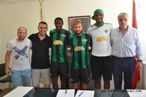 Akhisar'dan 3 imza