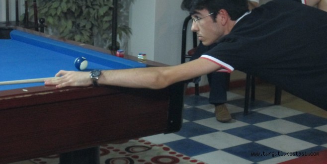 Bilardoda gençler ışık saçıyor