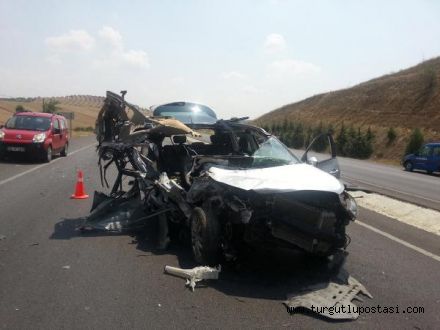 Kamyona çarpan otomobilin sürücüsü yaralandı