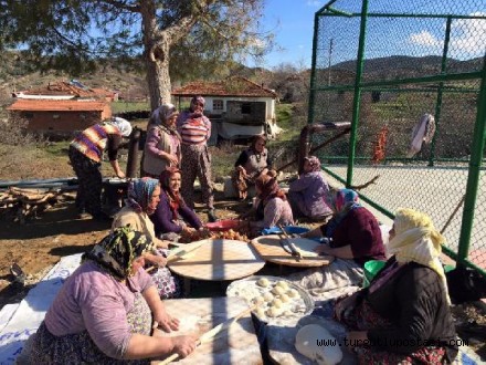 Minik eller fidanları toprakla buluşturdu