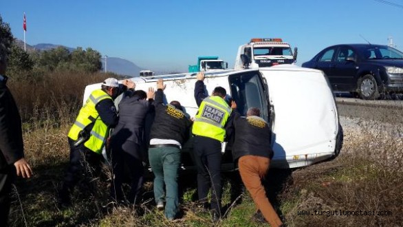 Otomobil zeytinliğe uçtu: 2 yaralı